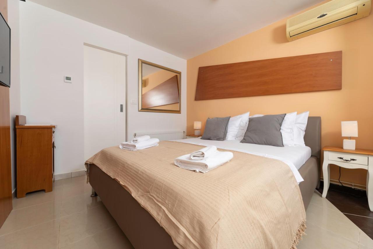 Apartments Ana Малинска Экстерьер фото