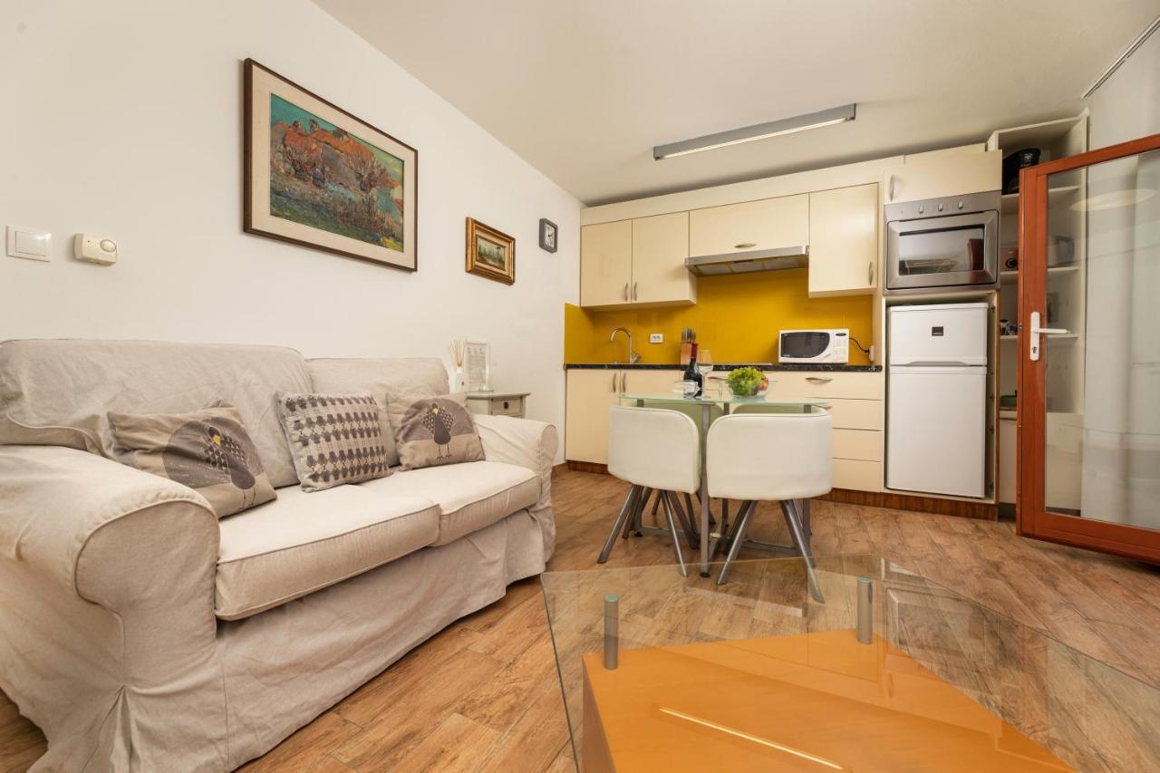 Apartments Ana Малинска Экстерьер фото