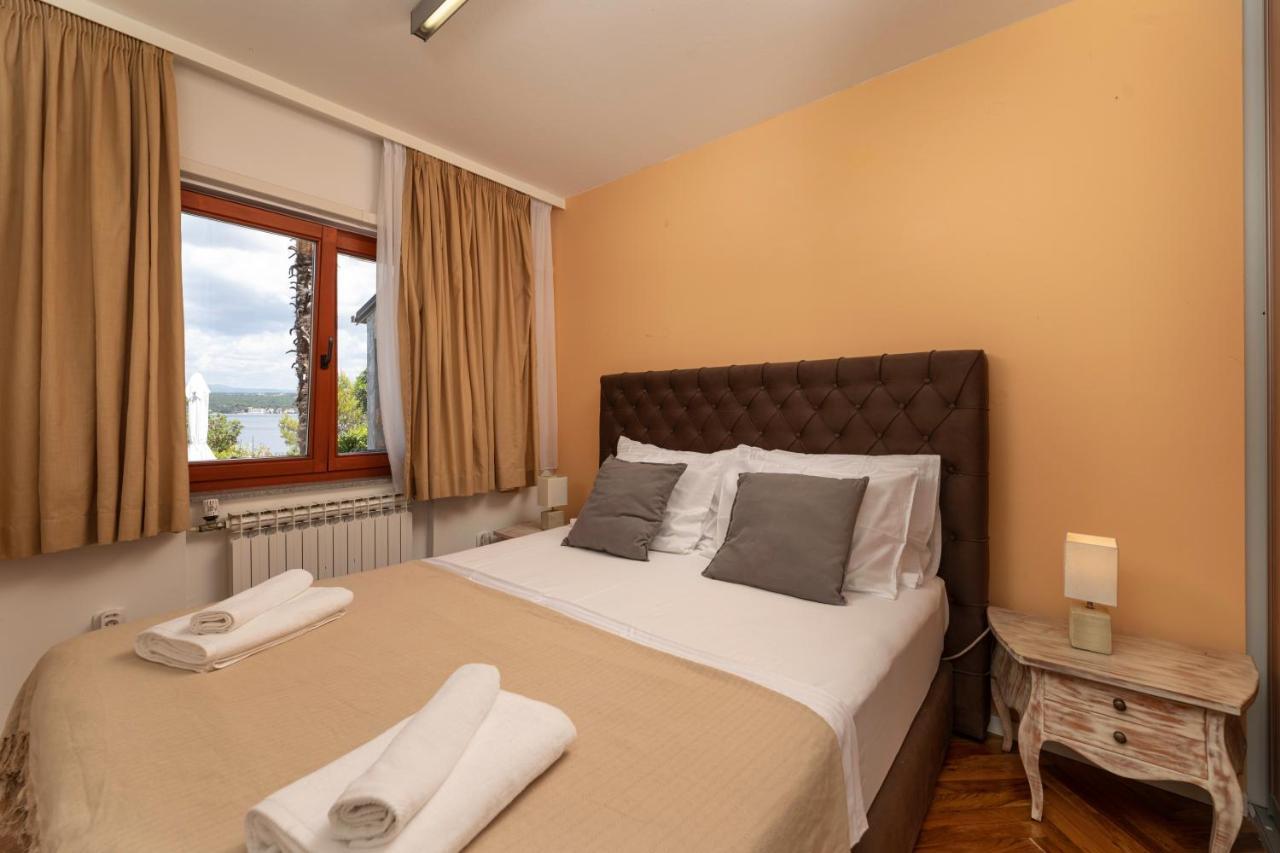 Apartments Ana Малинска Экстерьер фото