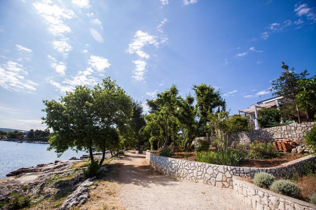 Apartments Ana Малинска Экстерьер фото