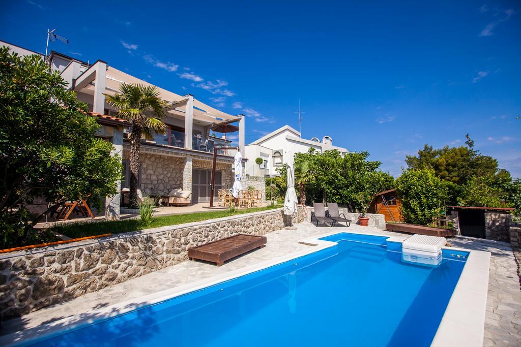 Apartments Ana Малинска Экстерьер фото